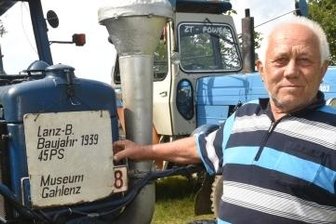 Landwirtschaft wie zu Ur-Opas Zeiten - Neuauflage des Erntefestes im Dorfmuseum Gahlenz. Klaus Otto weckte mit einem Lanz Bulldog das Interesse der Besucher. 