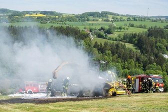 Landwirtschaftliche Maschine fängt Feuer -