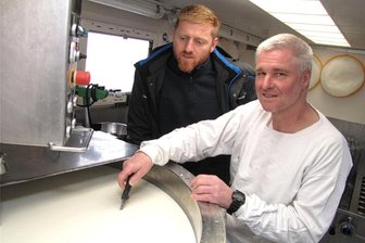 Landwirtschaftsbetrieb in Methau legt eigenen Käse auf - Daniel Näther vom Vorstand der Methauer Agro AG beobachtet mit Käsemacher Achim Uhl (r.) die Vorgänge im Käsekessel.