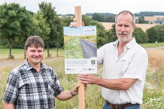 Landwirtschaftsbetriebe engagieren sich für den Umweltschutz - Agraset-Vorstandschef Jan Gumpert (r.) und der Geschäftsführer des Landschaftspflegeverbandes, Jörg Semmig, mit einer der Info-Tafeln. Diese soll an einem Feld über Naturschutzmaßnahmen informieren.