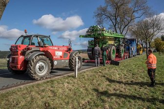Landwirtschaftsfahrzeug brennt aus - 60.000 Euro Schaden - Ein Landwirtschaftschaftsfahrzeug Dammann ist am Samstagvormittag auf der Oelsnitzer Straße vollständig ausgebrannt.