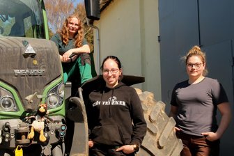 Landwirtschaftslehrlinge im Vogtland: Warum es so schwierig ist, einen Traktorführerschein zu machen - Johanna Pfretzschner, Marie Kugel und Sofia Schellig, drei Lehrlinge der Agrargenossenschaft Theuma-Neuensalz, fahren bereits Traktor.