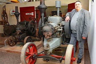 Landwirtschaftsmuseum Blankenhain: Was den Eisenmops besonders macht - Museumschef Jürgen Knauss an einem Lanz-Modell aus dem Jahr 1921, das unter anderem im Kuhstall des Deutschen Landwirtschaftsmuseums ausgestellt ist. Links steht der sogenannte Eisenmops, Baujahr 1924.
