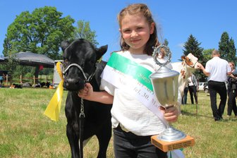 Landwirtschaftswettbewerb im Vogtland: Die achtjährige Elsa und ihr Kälbchen „Herzdame" räumen ab - Elsa Böttcher (8) gewann bei den Sechs- bis Zwölfjährigen den ersten Platz.