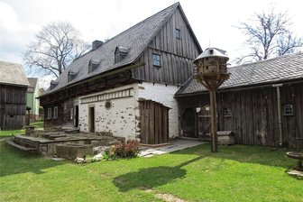 Landwüst/Eubabrunn: Leitungsstelle für Freilichtmuseum erneut ausgeschrieben - Das Wohnstallhaus Johann Georg Wunderlich (1782): Kern des Vogtländischen Freilichtmuseums in Landwüst.