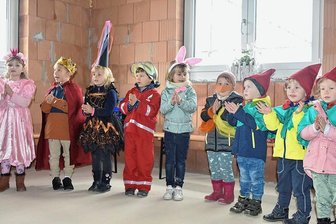 Landwüst: Richtfest für Kindergarten-Bau - Sie werden den neuen Kindergarten in Landwüst beleben: Die Wirtsbergwichtel ziehen von ihrem bisherigen Domizil am Spitzenteich an die Schönlinder Straße um. Zum Richtfest führten sie ein Programm auf.