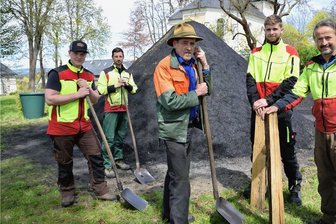 Landwüster Köhler schürt Meiler am Montag zum letzten Mal an - Uwe Buggel (Mitte) übergibt den Meiler in Landwüst an seine Kollegen Moriz Schmidt (links), Tobias Flechsig (Zweiter von links), Nils Städe (Zweiter von rechts) und Alexander Leipold (rechts) von der Kirchlichen Waldgemeinschaft.
