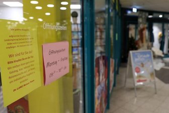Lang: Diese Schließungen sind Willkür - Reisebüros, selbst wenn sie Bestandteil eines Einkaufszentrums sind, in dem alle Läden mit 2G öffnen dürfen, müssen schließen.