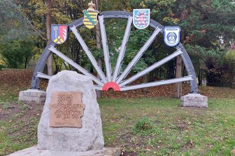 „Lang gehegter Wunsch geht in Erfüllung“: Ehrenhain im Erzgebirge für verunglückte Bergleute saniert - Fertig: Die Seilscheibe am Ehrenhain für die 1955 verunglückten Bergleute in Bad Schlema.