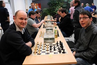 Lange Anreise zum Schachturnier in Oederan: Stuttgarter sitzt mit dem Opa aus Oederan am Brett - Das 73. Oederaner Weihnachtsschachturnier hat Robert Wetzel (l.) aus Niederwiesa vor Vorjahressieger Felix Bräuer (r./Olbernhau) gewonnen.