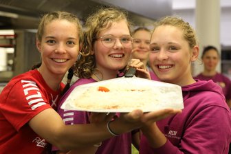 Lange auf der Kippe: Erzgebirgstour nimmt größte Hürde noch vor dem Start - Spornen sich nicht nur auf dem Rennrad, sondern auch beim gemeinsamen Kochen gegenseitig an: Sophia Schrödel, Anna Borger und Messane Bräutigman (von links) haben Spaß beim Pizzabacken.