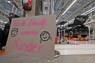 Lange Betriebsversammlung im VW-Werk Zwickau: „Die Sorgen der Beschäftigten sind deutlich geworden“ - Mit Schildern machten VW-Werker bei einem Besuch von Politikern auf Sorgen aufmerksam.