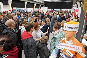 Lange Gesichter auf Chemnitzer Bildungsmesse - An Besucherinnen und Besuchern mangelte es nicht auf der Bildungsmesse am Samstag in der Messe Chemnitz. Anders als in den Vorjahren allerdings war dort diesmal nur ein Teil der weiterführenden Schulen der Stadt vertreten.