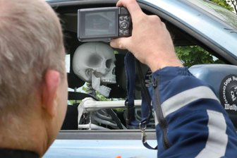 Lange Gesichter bei Chemnitzer Opel-Treffen: Polizei zieht getunte Autos aus dem Verkehr - Ein Skelett als Beifahrer? Bei der Kontrolle gab es für die Polizei einiges zu dokumentieren.