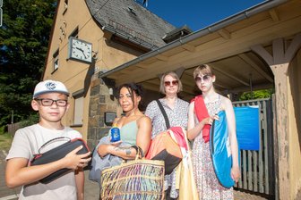 Lange Gesichter bei Wasserratten: Warum Plauens Freibäder trotz Rekordhitze nicht früher oder länger öffnen - Patrice und Domenica Prauß sowie Dana und Eileen Schuster (von links) warteten morgens vergebens vor dem Haselbrunner Bad.