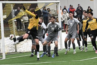 Lange Gesichter beim VFC Plauen nach zwei weiteren Testpartien - Immer wieder steht dem VFC Plauen ein Reichenbacher Bein im Weg, hier gegen Erik Träger (Nr. 6).
