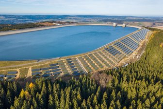 Lange Gesichter zum Thema Windkraft auch in Raschau-Markersbach - Diese Luftaufnahme vom Oberbecken Markersbach aus dem Jahr 2018 zeigt die Photovoltaikanlage, die da noch im Bau war.