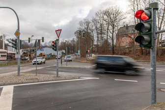 Lange gesperrte Straße im Erzgebirge wieder offen - Wieder befahrbar: Autos biegen von der S 258 auf die Annaberger Straße in Zwönitz ein.