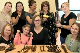 Lange Haare ab für krebskranke Kinder - Manuela Müller, Lia und ihre Mama Isabel Kamprad sowie Virginie Frey (vorn von links)) von der Kita-Leitung spendeten ihre Haare. Die beteiligten Friseurinnen (hinten) spendeten ihr Honorar.