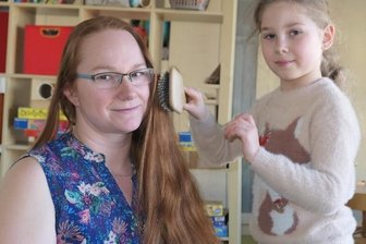 Lange Haare sollen für Kinder-Krebshilfe ab - Die sechsjährige Lia spielt gerne Friseur, vor allem bei ihrer Mama Manuela Müller. Die will nun für einen guten Zweck ihre lange Haar abschneiden lassen, nicht zum ersten Mal.