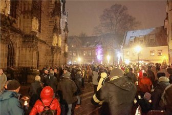 Lange Menschenkette gegen Höcke-Kundgebung in Zwickau - Auf AfD-Kundgebung nur 450 Teilnehmer - Auf dieser Seite des Domhofes startete die Menschenkette "Zwickau zeigt Herz".