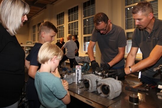 Lange Nacht der Technik lockt zum Zuschauen und Mitmachen - Im August-Horch-Museum konnte man zusehen, wie ein Motor auseinander- und wieder zusammengebaut wird.