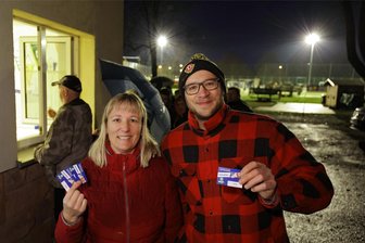 Lange Schlange an der Ticketkasse für den Pokalkracher zwischen Glauchau und Dresden: Wann waren die ersten Fans da? - Sandra Werner und Peter Fischer waren am Donnerstag rund eine Stunde vor dem Verkaufsbeginn im Sportpark.