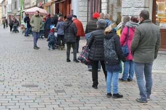 Lange Schlange bei Freiberger Fleischer: Sie stehen nach Weihnachtsbraten, Schinken und Würsten an -