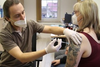 Lange Schlangen, fehlender Impfstoff: Frust bei Impfaktionen in Mittelsachsen - In der Niederwiesaer Praxis von Dr. Skuras hat am Samstag Assistenzarzt Olegs Pavlovics unter anderem Janine Hirsch die Booster-Impfung verabreicht. Insgesamt wurden 109 Patienten geimpft.