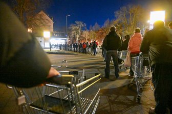 Lange Schlangen in Chemnitz: Blitzverkauf von Feuerwerk in Supermärkten - Kurz vor der Ladenöffnung steht am Lidl-Markt Eckstraße eine lange Schlange von Kunden.
