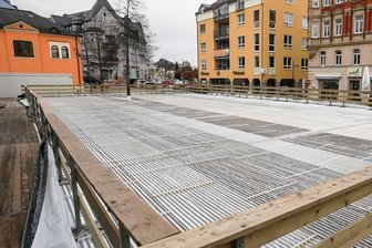 Lange Streichliste: Keine Eisbahn und kein Weihnachtsmarkt in Limbach-Oberfrohna - Auf der Eisbahn auf dem Johannisplatz in Limbach-Oberfrohna fehlt das Eis. Das bleibt auch vorerst so. Denn wegen den neuen Einschränkungen zur Bekämpfung der Coronapandemie darf die Anlage nicht eröffnet werden.
