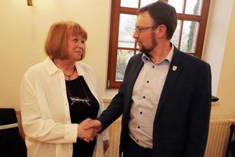 Lange Suche erfolgreich beendet: Wie Großschirma seine neue Kämmerin bekam - Rolf Weigand beglückwünscht Elke Görs zur Bestätigung als neue Kämmerin von Großschirma.