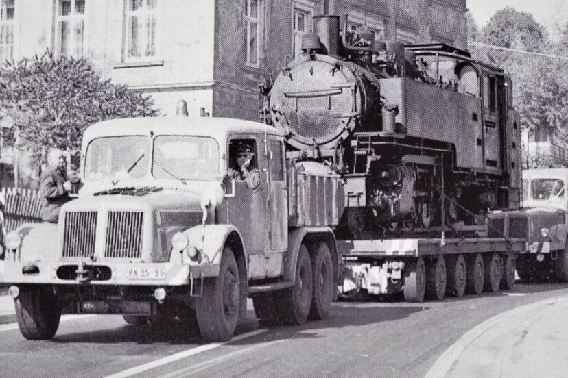 Lange verschollenes Dokument verrät Details aus Leben einer Lok - Im September 1973 wurde die Lok von zwei Tatra-Zugmaschinen nach Ehrenfriedersdorf transportiert. 