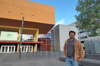 Lange vor ChatGPT: Wie dieser Mathematik-Prof die TU Chemnitz zum Vorreiter bei Künstlicher Intelligenz machte - Der Mathematik-Professor Martin Stoll vor der Orangerie am Reichenhainer Campus der TU Chemnitz. Die Uni macht er zum Pionier bei KI.