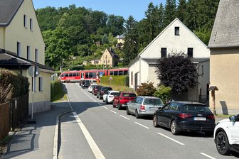 Lange Wartezeiten an Bahnübergang im Erzgebirge: Blitzeinschlag legt Schranken lahm - An der geschlossenen Bahnschranke bilden sich derzeit häufig längere Fahrzeugschlangen.