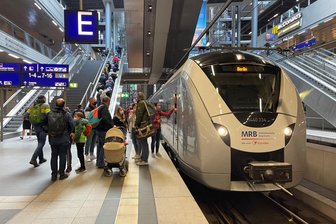 Lange Wartezeiten für Zugreisende zwischen Chemnitz und Berlin: Fahrgäste einfach ignorieren? - Am liebsten fahren die Chemnitzer schnell und kostengünstig nach Berlin.