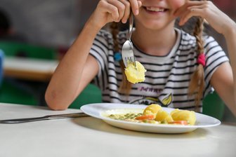 Lange Wartezeiten in Zwickau: Weil Wohngeld nicht bearbeitet ist, wird Kindern Mittagessen-Zuschuss gestrichen - Kinder sind häufig leidtragende bei Familien in Not. Wegen langer Wartezeiten beim Wohngeld wurde Schulkindern in Zwickau der Zuschuss für ein warmes Mittagessen verwehrt.