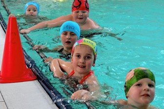 Lange Wartezeiten: Wo gibt's Plätze für Seepferdchen-Kurse? - Zum Warmmachen "wandern" die Seepferdchen-Anwärter an den Haltestangen rund um das Schwimmbecken in Dorfstadt.
