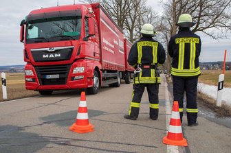 Langenau: BMW mit Laster kollidiert - Ein BMW ist am Samstagmittag mit einem Laster zusammengestoßen.