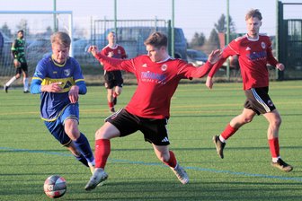 Langenauer Fußballer stürmen ins Pokalhalbfinale - Tizian Schreiber (M.), hier gegen Michael Müller aus Hainichen, eröffnete am Gründonnerstag den Torreigen für die Langenauer.