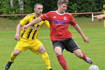 Langenauer peilen ersten Dreier an - Fedor Ponomarenko (r.), Langenaus Doppeltorschütze beim 2:2 in Altmittweida, will nun auch an der Elbe treffen.