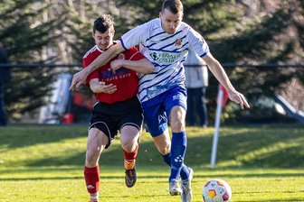 Langenauer und Flöhaer Kicker können Spitzenreiter nicht stoppen - Trotz großem Kampfgeist hatten die Langenauer, wie hier Frank Bernhardt (l.), gegen Spitzenreiter Stahl Riesa klar das Nachsehen.