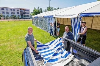 Langenberg feiert am Wochenende Riesen-Fete - Ortsvorsteher André Heinig (links) und einige Mitstreiter beim Aufbau des Festzeltes. 