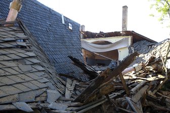 Langenberg: Tanzsaal von Gasthof stürzt ein - Der Tanzsaal an der Rückseite des Gasthofes Langenberg ist am Samstagnachmittag mit einem lauten Knall eingestürzt.