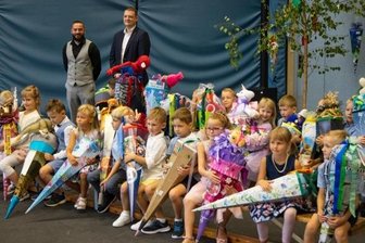 Langenberger Grundschule bleibt durchweg zweizügig - Die Klasse 1 a der Langenberger Grundschule mit Erzieher Matthias Ramtke (links) und Klassenlehrer Alexander Weiß.