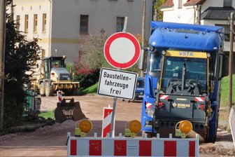 Langenbernsdorf: Bau der Hauptstraße liegt im Zeitplan - Auf rund 700 Metern wird derzeit die Hauptstraße in Langenbernsdorf gebaut.