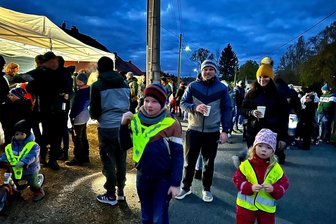 Langenbernsdorf: Besondere Nachtwanderung bringt ein Dorf auf die Beine - Zünftig ausgerüstet gingen die Kleinen auf Entdeckungstour durch den Werdauer Wald.