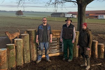 Langenbernsdorf: Bienenburg bietet Insekten Unterschlupf - Stefan Rüger von der Baufirma, Frank Rose und Daniel Schmidt vom LPV (v. l.) vor der Bienenburg.