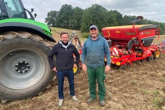 Langenbernsdorf: Bio-Bauern bestellen Feld für heimische Insekten - Daniel Schmidt vom Landschaftspflegeverband (li.) und Frank Rose auf der künftigen Blühfläche.