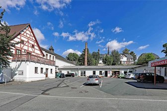 Langenbernsdorf: Für neues Dorfgemeinschaftszentrum gibt es nur 300.000 Euro Preisgeld - Im flachen Gebäude, das sich an den Landgasthof „Weißes Roß“ (links) anschließt, hatte der Gesangverein seinen Probenraum. Der ist jetzt einsturzgefährdet.